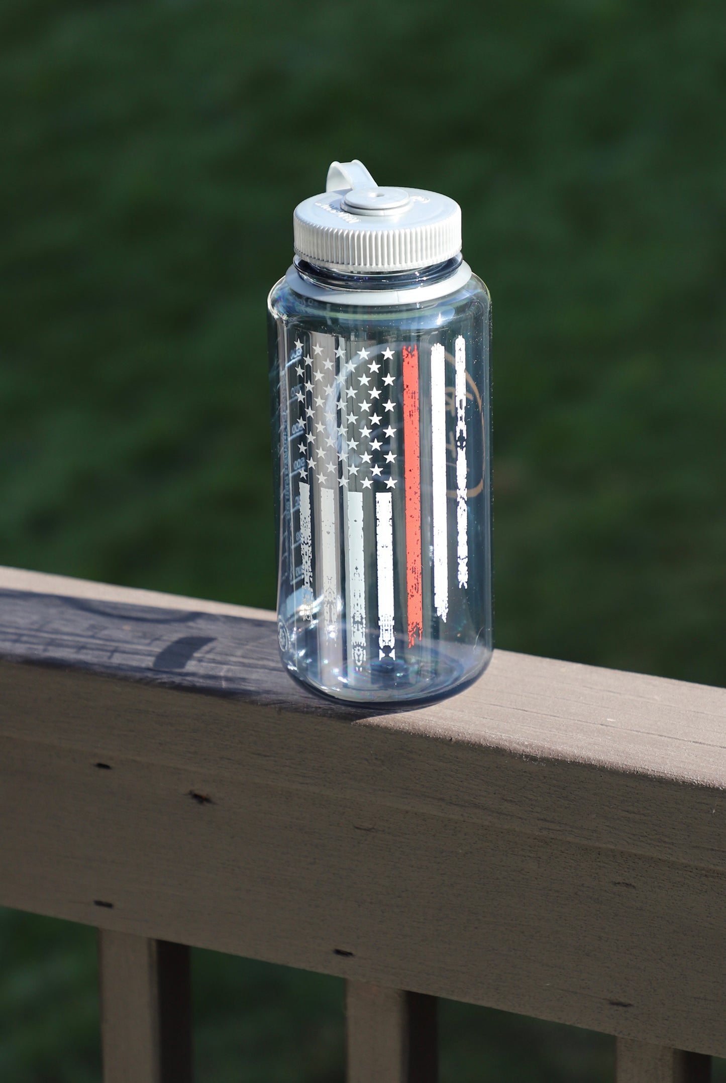 Wavy Blue Red Thin Line Flag on 32 oz Motivational Tracking Water Bottle